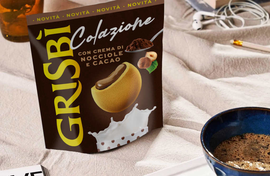 Confezione di Grisbì Colazione gusto nocciola e cacao su una tavola apparecchiata